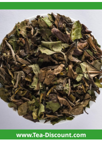 Thé blanc de Chine Pai Mu Tan composé du bourgeon terminal et des premières feuilles. Infusion délicate, légère et parfumée.